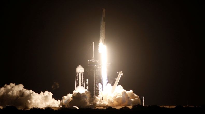 AS Akhirnya Kirim Astronot ke Stasiun Luar Angkasa Pakai Roket Dalam Negeri Falcon 9