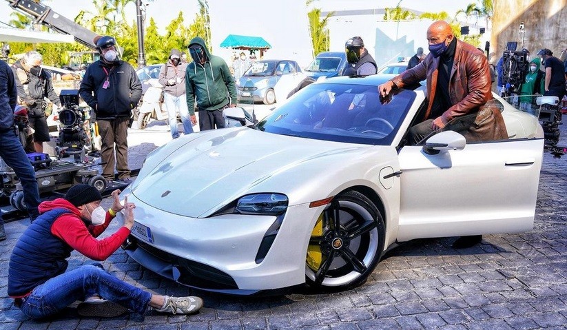 Dinaiki Dwayne ‘The Rock’ Johnson, Porsche Taycan Terlihat seperti Mobil Mainan