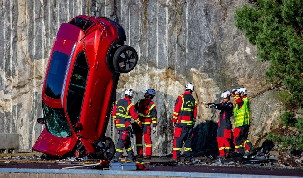 Tes Keselamatan, Volvo Jatuhkan 10 Mobil Baru dari Ketinggian 30 Meter hingga Hancur