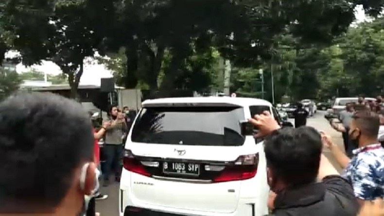 Usai Diperiksa 5 Jam Kasus Video Syur, Gisel Bungkam Langsung Masuk Mobil