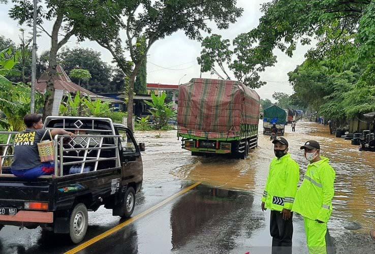 Banjir di Jalan Buntu-Sumpiuh, Jalur Selatan Jateng Macet Panjang