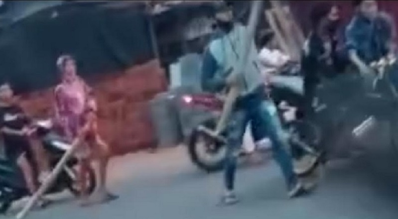 Viral, 2 Kelompok Pemuda di Probolinggo Terlibat Tawuran dengan Senjata Kayu