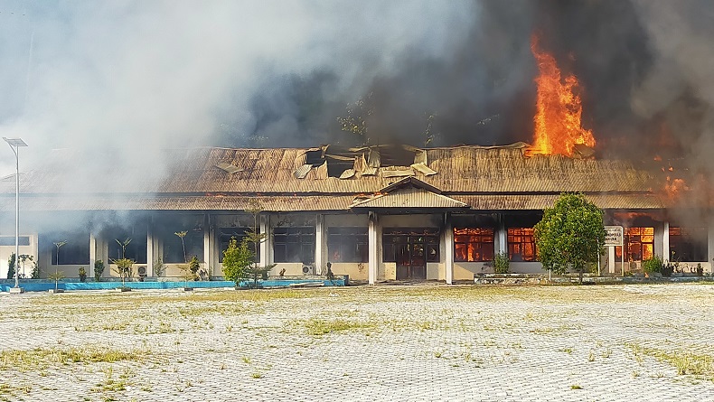 Kantor Dinas Koperasi dan UKM Raja Ampat Hangus Terbakar, Kadis Syok hingga Pingsan