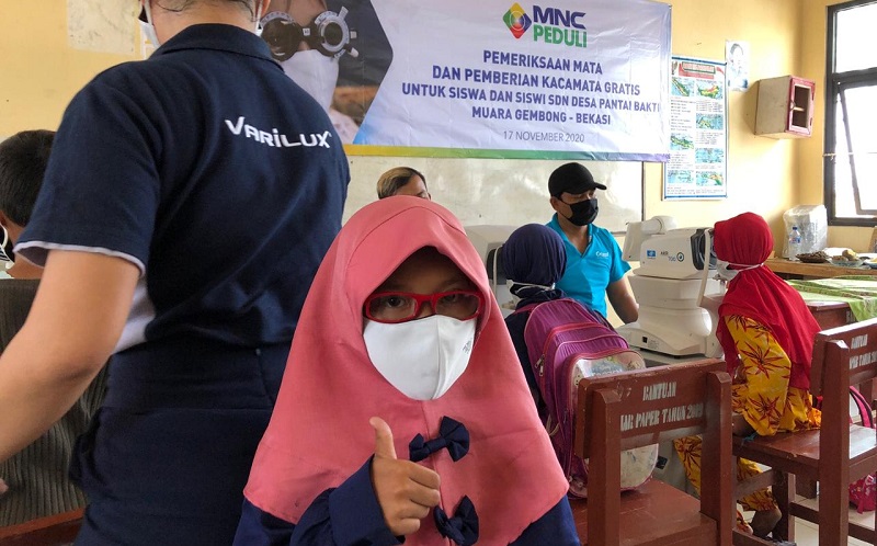 Hari Pelajar Sedunia, MNC Peduli dan Essilor Gelar Pemeriksaan Mata serta Pemberian Kacamata Gratis