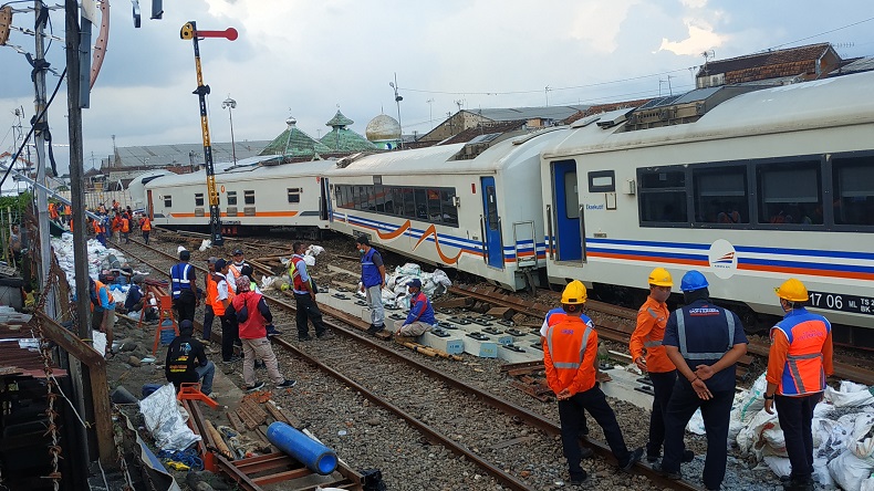 Bikin Panik, 7 Gerbong KA Gajayana Tiba-Tiba Meluncur dan Tabrak Kerumunan Pekerja