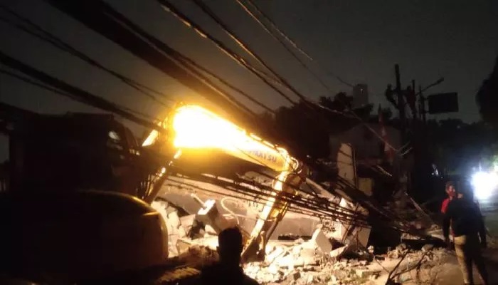 Bangunan Dua Lantai Ambruk Timpa Kabel Listrik, Bikin Pondok Aren Gelap Gulita