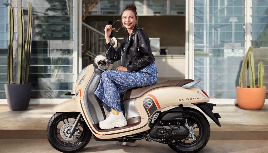 Mitos atau Fakta, Sering Matikan Motor Matik Pakai Standar Samping Bikin Aki Soak