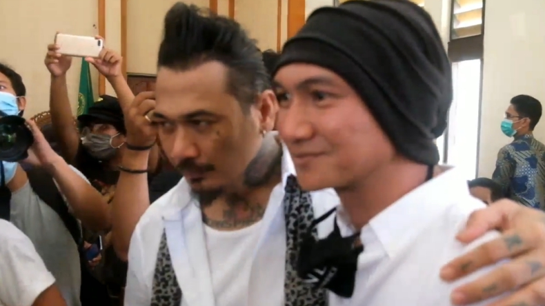 Beri Dukungan Moral, Anji Datang ke Sidang Vonis Jerinx SID