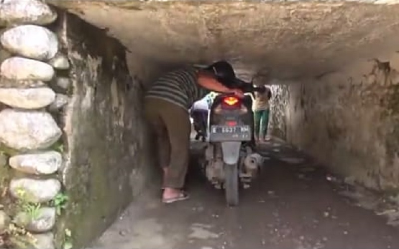 Underpass Sudah Bisa Dilewati, Warga Brebes Pilih Jalur Terowongan Viral