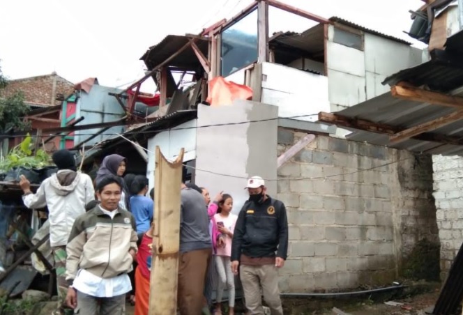 Puting Beliung Terjang Bandung Barat, Puluhan Rumah Rusak