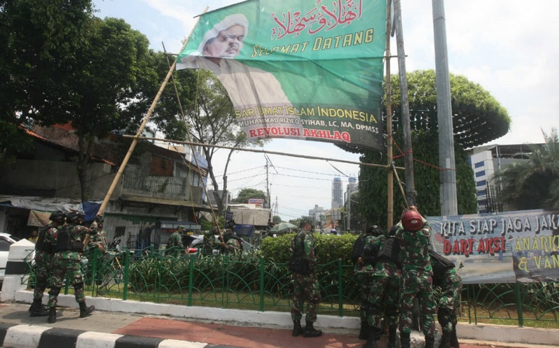 Polres Tangsel Copot Baliho Bergambar Habib Rizieq