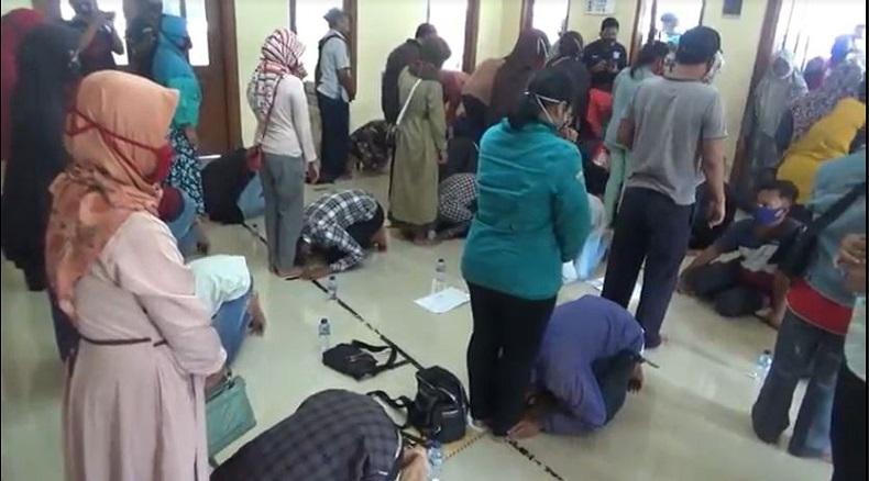 Terjaring Razia Balap Liar, Ratusan Remaja di Jember Cium Kaki Ibu Sebagai Sanksi dari Polisi
