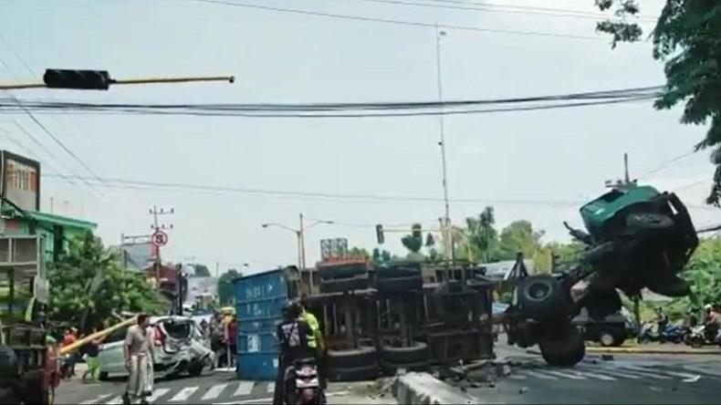 Diduga Rem Blong, Truk Kontainer Seruduk Minibus di Pasuruan