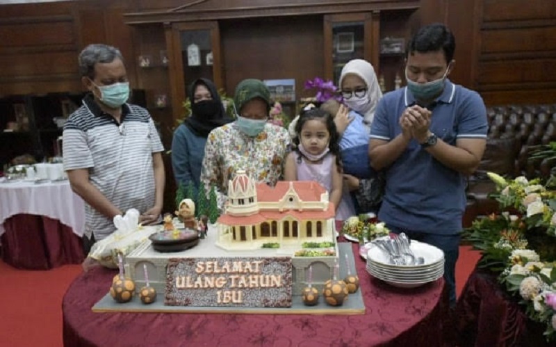 Ulang Tahun ke-59, Risma Menangis Haru Dapat Kue Alun-Alun Kota Surabaya
