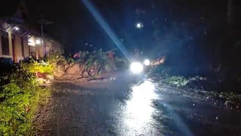 Hujan Deras, Jalan Nasional Penghubung Padang Pariaman Menuju Kota Pariaman Tertimbun Longsor