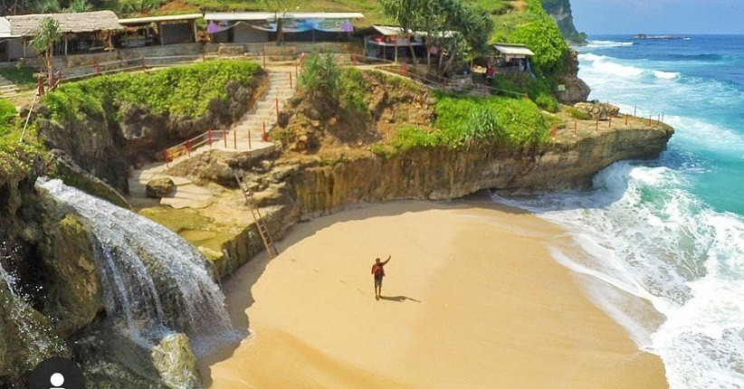 Terpikat Keindahan Air Terjun di Pantai Banyu Tibo Pacitan
