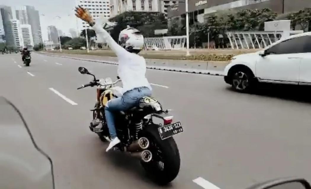 Sindir Habib Rizieq, Nikita Mirzani Pose Kendarai Moge Nyopotin Baliho