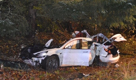 Baterai Tesla Model 3 Berhamburan dan Hancurkan Rumah dalam Kecelakaan Mengerikan