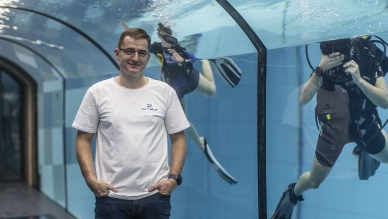 Kolam Renang Terdalam di Dunia 45,5 Meter Dibuka di Polandia, Ada Gua Buatan