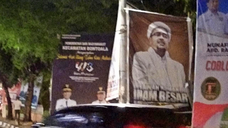 Satpol PP Turunkan Baliho Razieq di Makassar, Disimpan Apik di Kecamatan