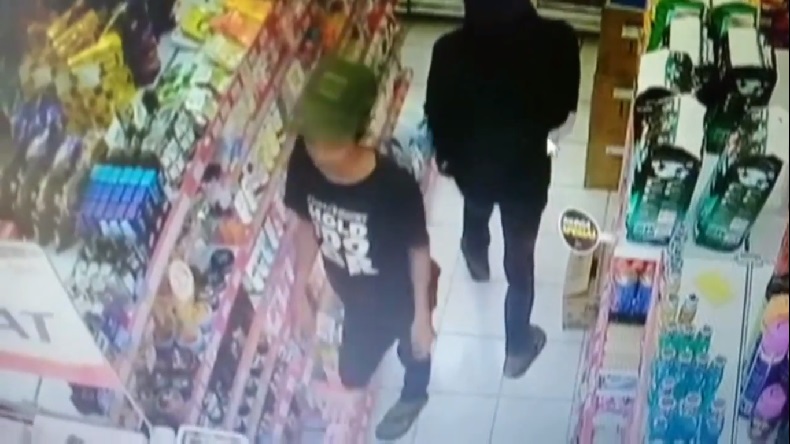 Terekam CCTV, 2 Remaja di Palembang Nekat Maling Parfum di Minimarket