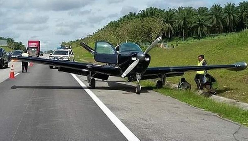 Pesawat Ringan Dipiloti Warga Singapura Mendarat Darurat di Jalan Tol Malaysia