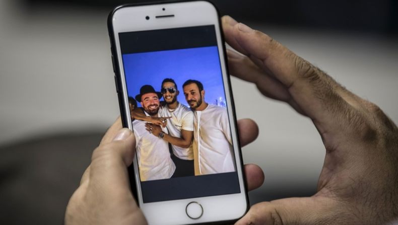 Aktor Mesir Dikecam Netizen karena Peluk Penyanyi Israel