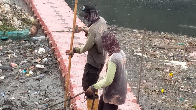 Mayat Bayi Ditemukan Mengambang di Tumpukan Sampah Kali Mookevart Cengkareng