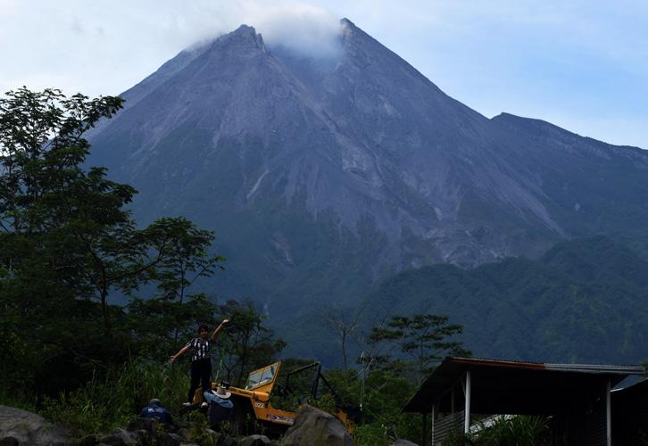 Merapi Alami Guguran Tebing Lava Lama, Material Jatuh ke Dalam Kawah 