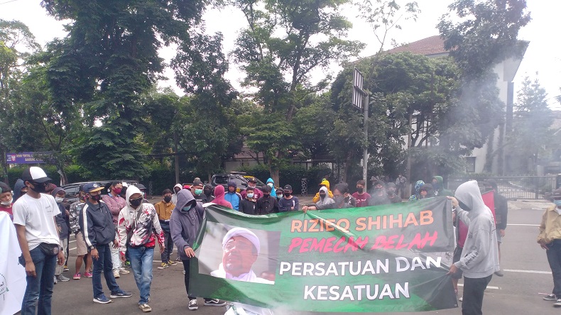 Poster Habib Rizieq Dibakar di Bandung, Begini Respons FPI