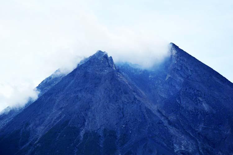 Puncak Gunung Merapi Terpantau Keluarkan Lava Pijar 