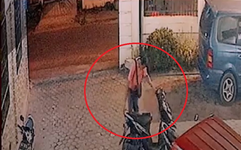 Duh! DP Terekam CCTV Curi Motor di Masjid