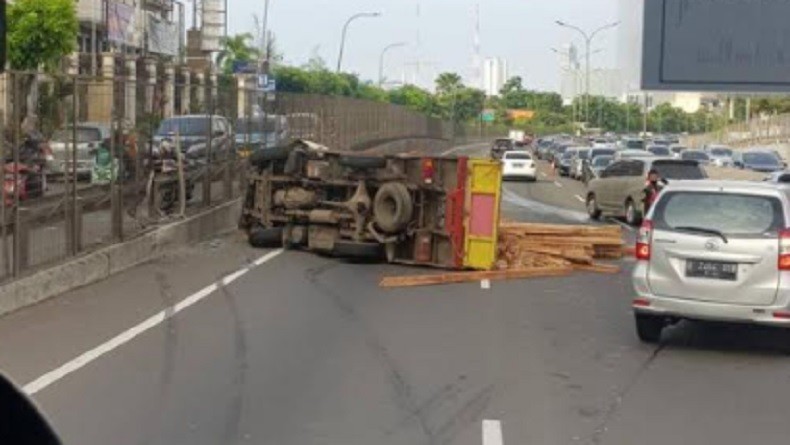 Truk Kayu Terguling, Lalin Tol Jakarta Tangerang Sempat Tersendat