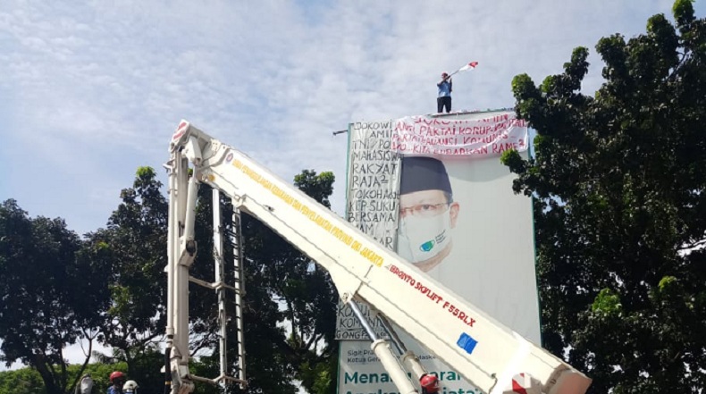 Nekat, Agustininus Kini Panjat Tower Baliho di Lapangan Bareskrim Polri