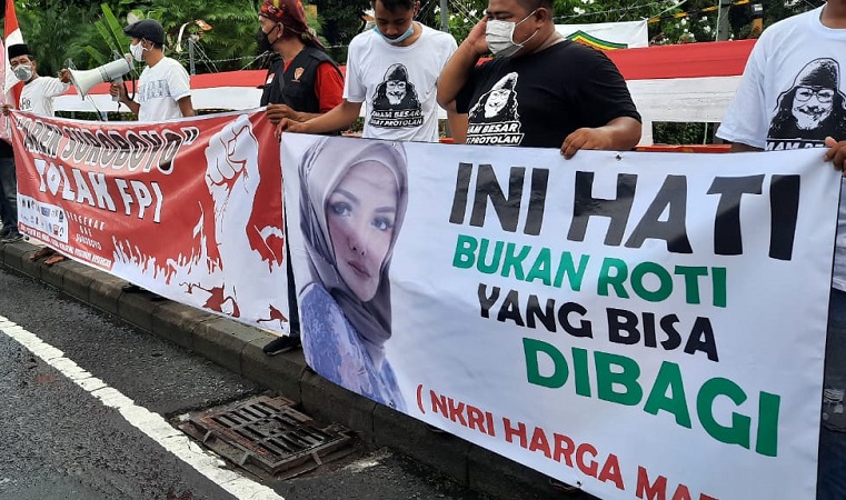 Demo Tolak Habib Rizieq, Massa di Surabaya Bawa Spanduk Nikita Mirzani Berhijab