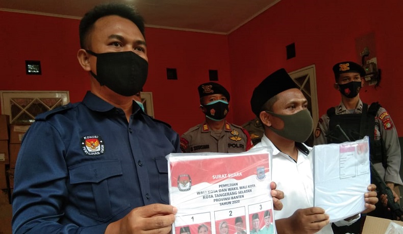 Sempat Pecah Ban, Truk Pengangkut Surat Suara Pilkada Tangsel Tiba di KPUD