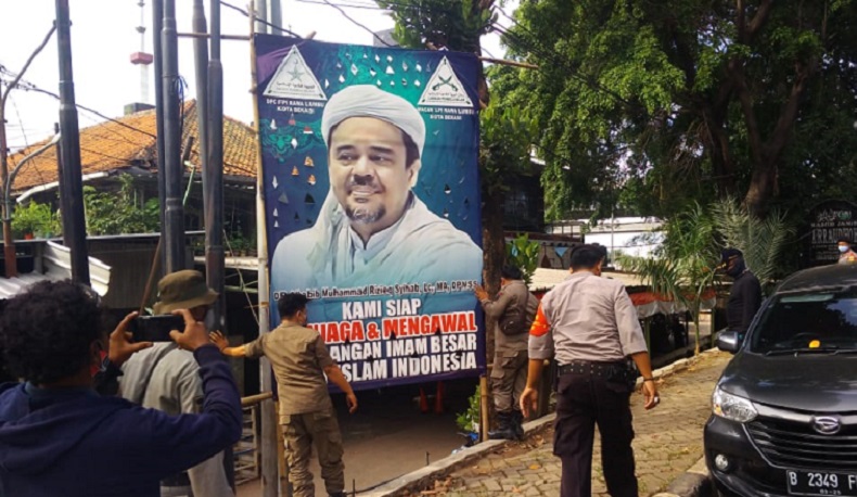 Satpol PP Copot 26 Spanduk Bergambar Habib Rizieq di Bekasi