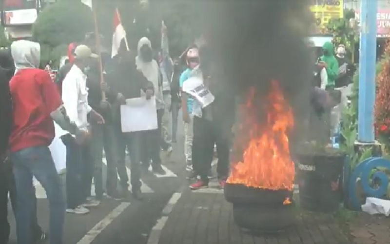 Aksi Tolak FPI di Wonosobo, Massa Bakar Poster Habib Rizieq
