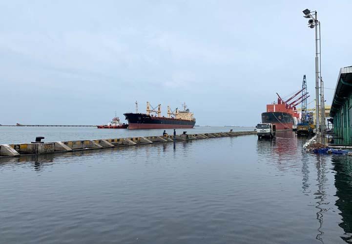 Banjir Rob Rendam Dermaga Pelabuhan Tanjung Emas Semarang 