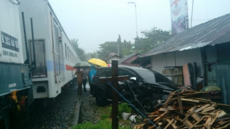 Kereta Tabrak Mobil di Pariaman, 2 Penumpang Selamat
