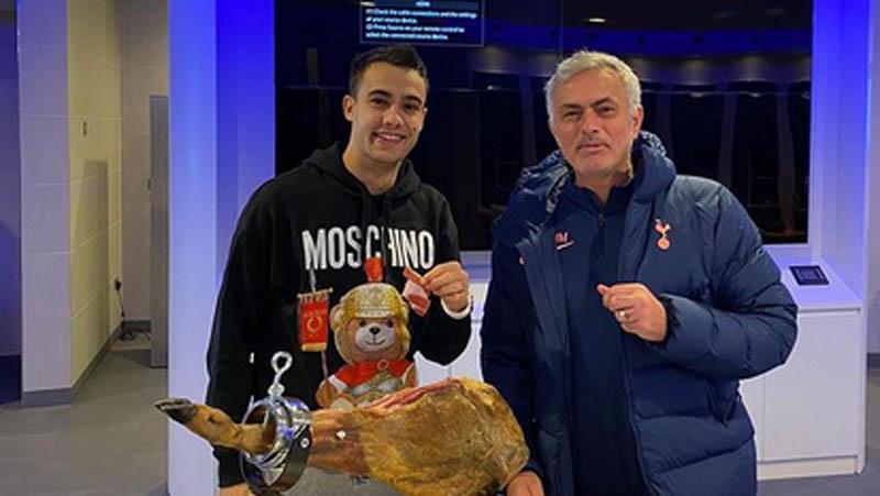 Penuhi Janji, Jose Mourinho Traktir Sergio Reguilon Makanan Senilai Rp9,5 juta