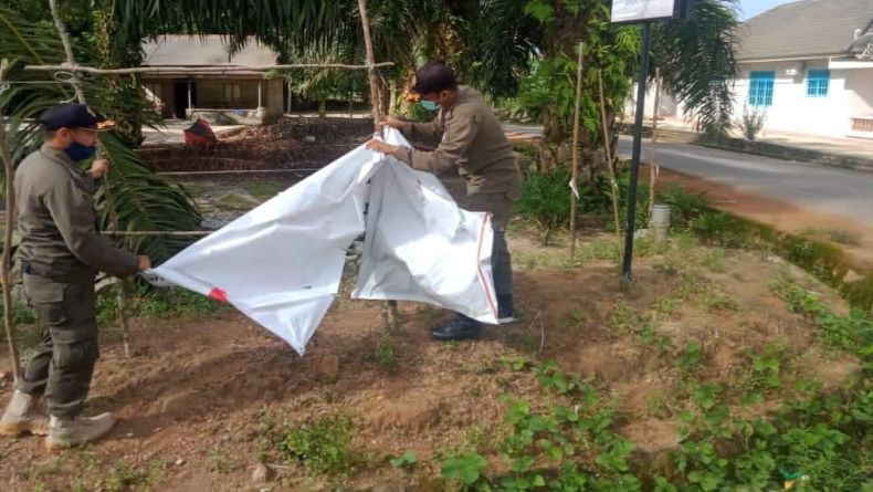 Bawaslu Bangka Tengah Tertibkan Ratusan APK Paslon