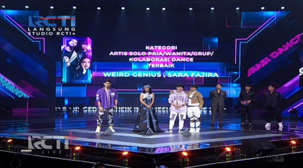 Buka AMI Awards 2020 dengan Meriah, Weird Genius dan Sara Fajira Raih Piala Kemenangan