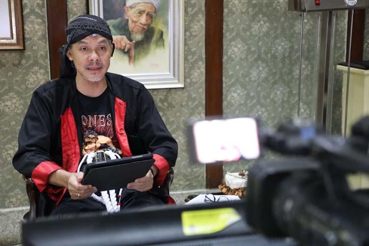 Berpakaian Adat Ponorogo, Ganjar Ajak Siswa Terus Berkreasi di Masa Pandemi