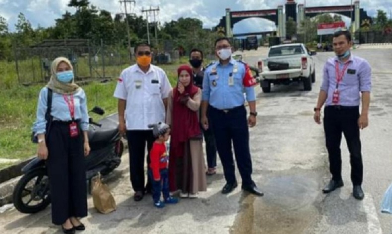 Suami Ditangkap di Malaysia, Ibu Muda dan Anaknya Naik Bus 12 Jam Demi Pulang ke Indonesia