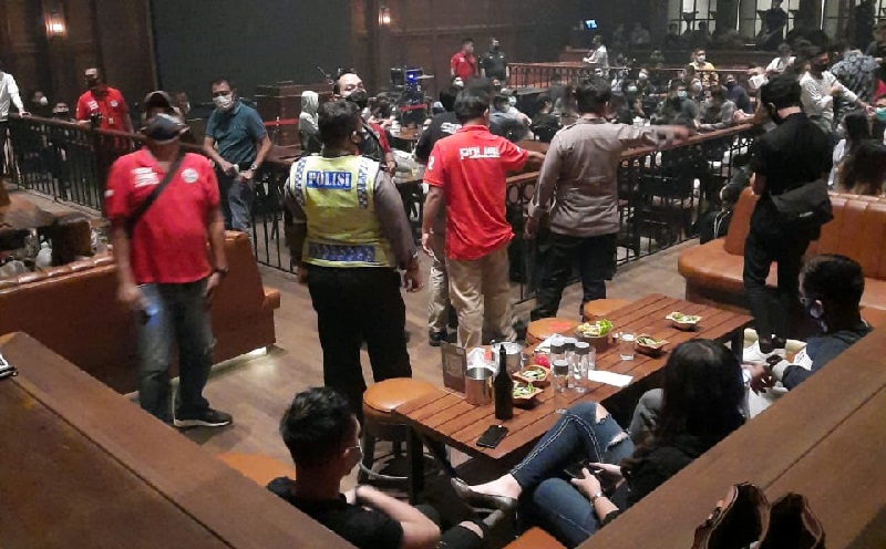 Polres Jakarta Selatan Bubarkan Kerumunan di 5 Tempat Hiburan Malam Kemang