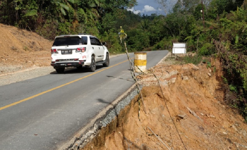 Akibat Longsor, Jalan Penghubung Pontianak-Putussibau Terancam Putus