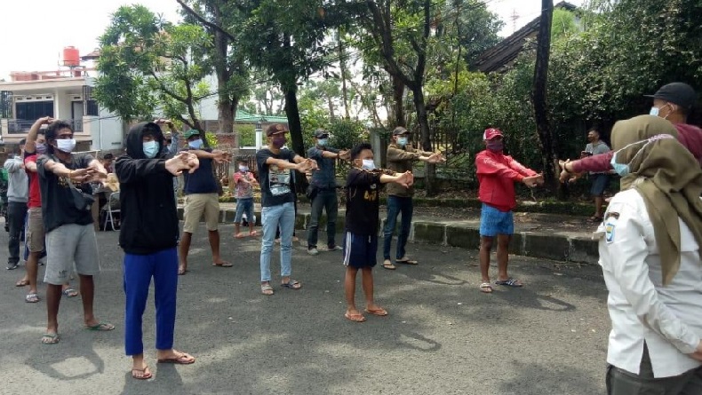Kedapatan Tak Pakai Masker, 118 Warga Bandung Disuruh Push Up dan Olahraga