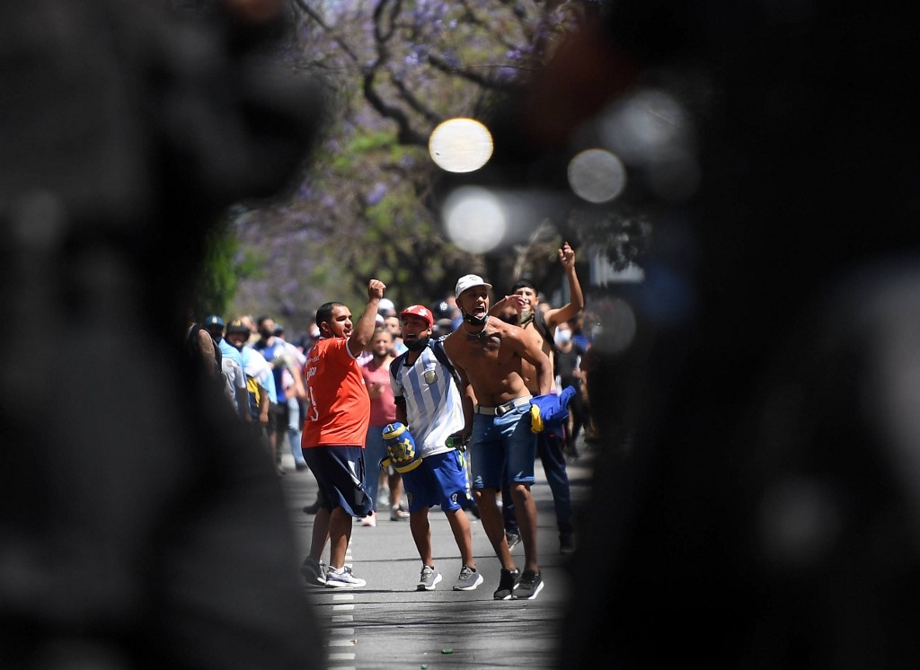 Prosesi Pemakaman Maradona Ricuh, Massa Lempar Batu ke Polisi Dekat Istana Presiden