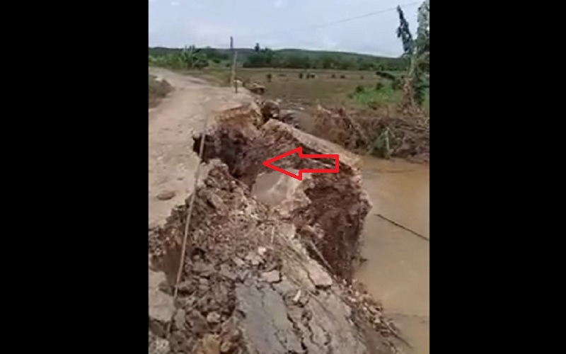 Video Viral Detik-Detik Jalan Penghubung Antardesa di Blora Longsor